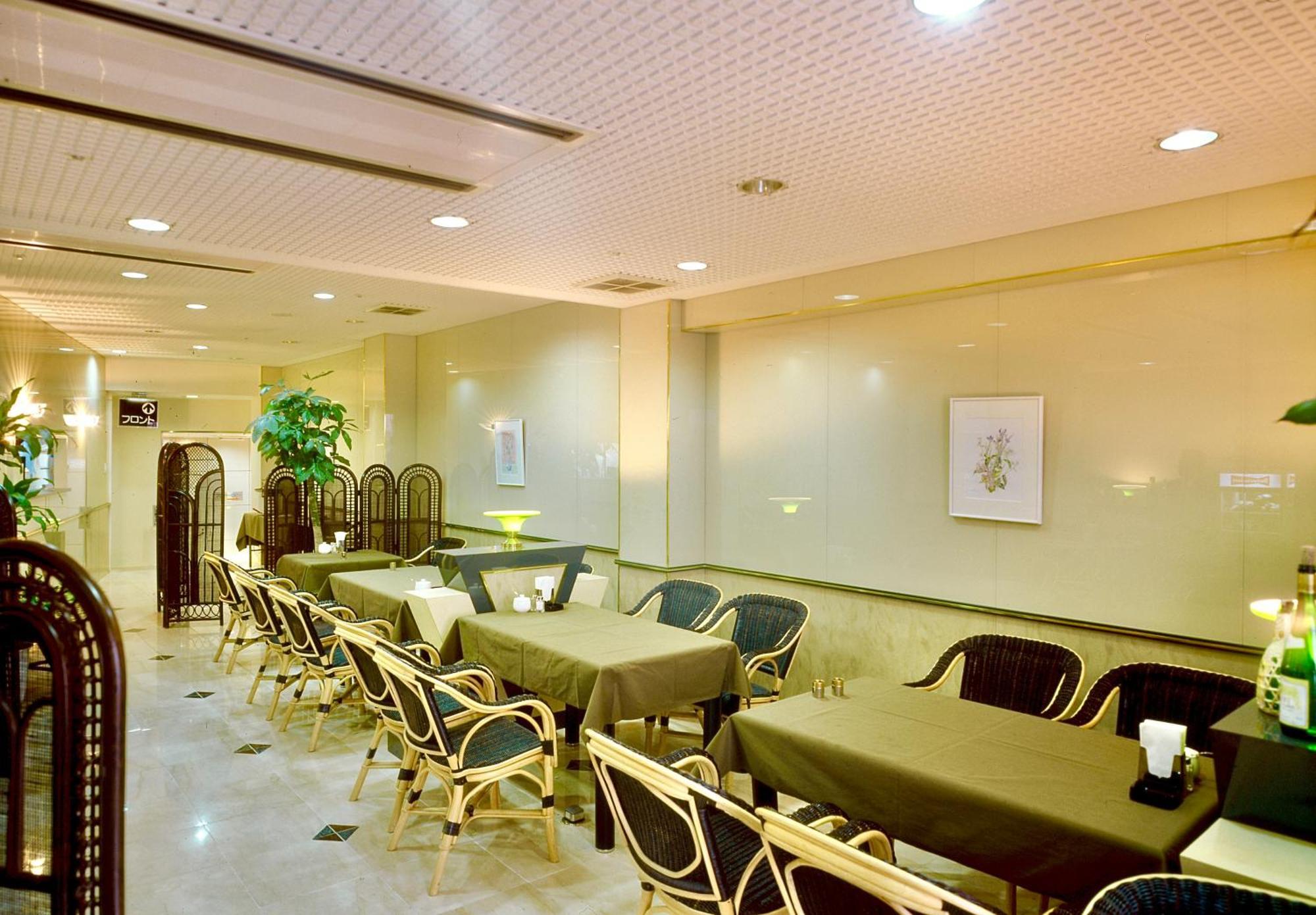 Okayama Ekimae Universal Hotel Екстер'єр фото